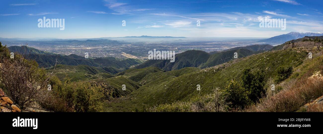 Atemberaubende Aussicht auf das Tal von San Bernardino San Bernardino Berge mit Santa Ana Berge in der Ferne sichtbar, Rim der Welt Sc Stockfoto