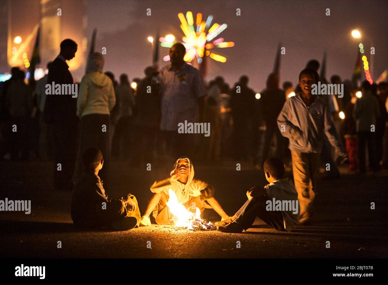 Junge Äthiopier feiern das Millenium mit einem Lagerfeuer. Nach dem julianischen Kalender feiern die Menschen in Äthiopien das neue Jahr in der Nacht Septembe Stockfoto