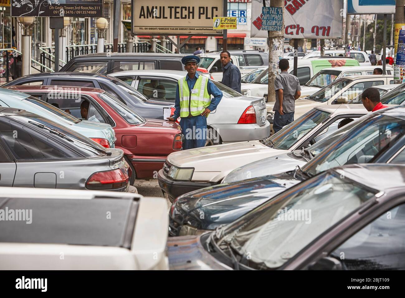 Früher bewachte der Parkwächter Rinder - heute Autos in einem Einkaufszentrum in Addis. Stockfoto