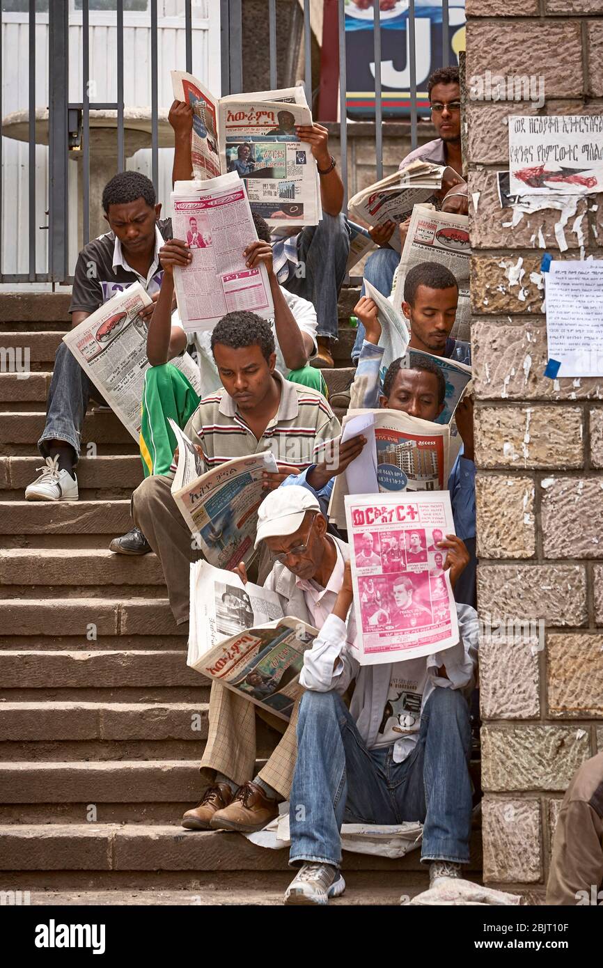 News des Tages - interessierte Leser im Universitätsbereich studieren die Zeitungen. Stockfoto