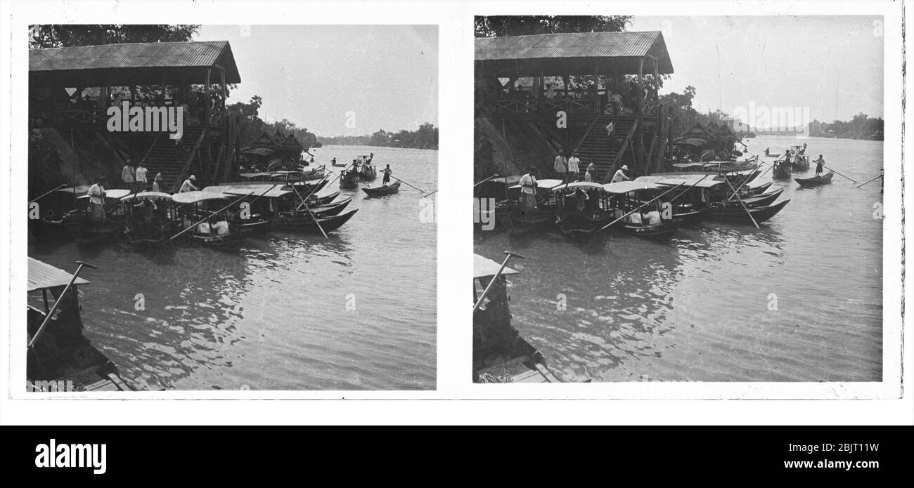 Anlegestelle für touristische Ausflüge mit traditionellen Ruderbooten auf Mekong oder Tonle SAP in Kambodscha. Stereobild von um 1910. Bild auf trockener Glasplatte aus der Sammlung Herry W. Schaefer Stockfoto