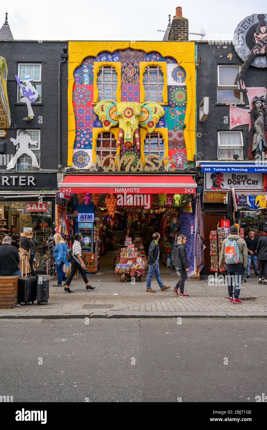 LONDON - 30. SEPTEMBER 2019: Aufwändig dekorierte, farbenfrohe Ladenfront an der Camden High Street Stockfoto