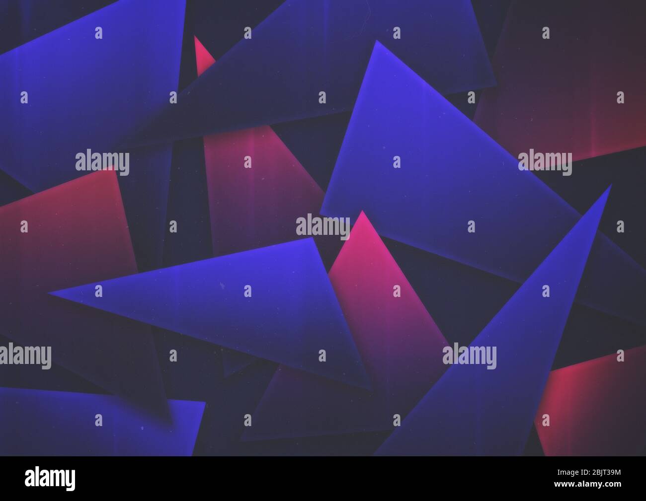 Ein Retro-blau und rosa synthwave Stil dreieckigen geometrischen Hintergrund mit Staub, Kratzer und Kopierraum für Design Stockfoto