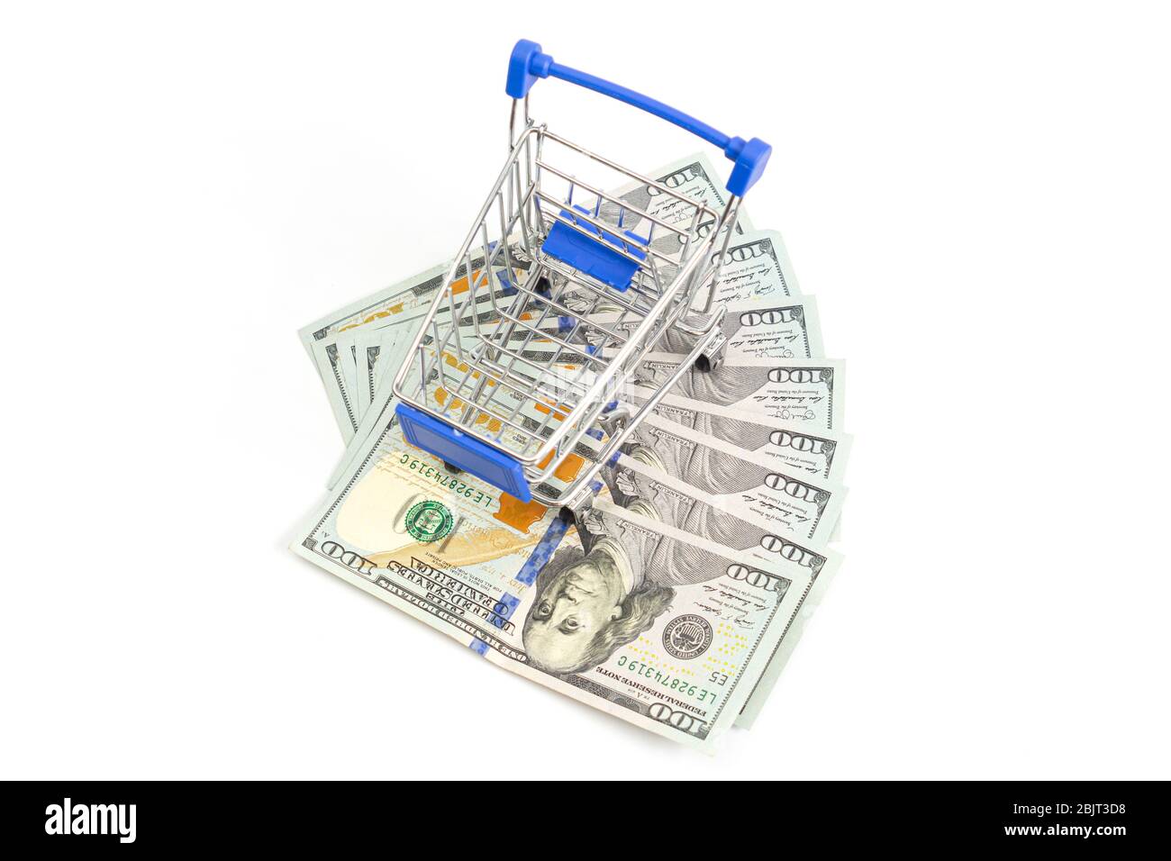 Warenkorb mit blauen Einfügungen auf hundert Dollar-Scheinen auf weißem Hintergrund löschen. Isolieren Stockfoto