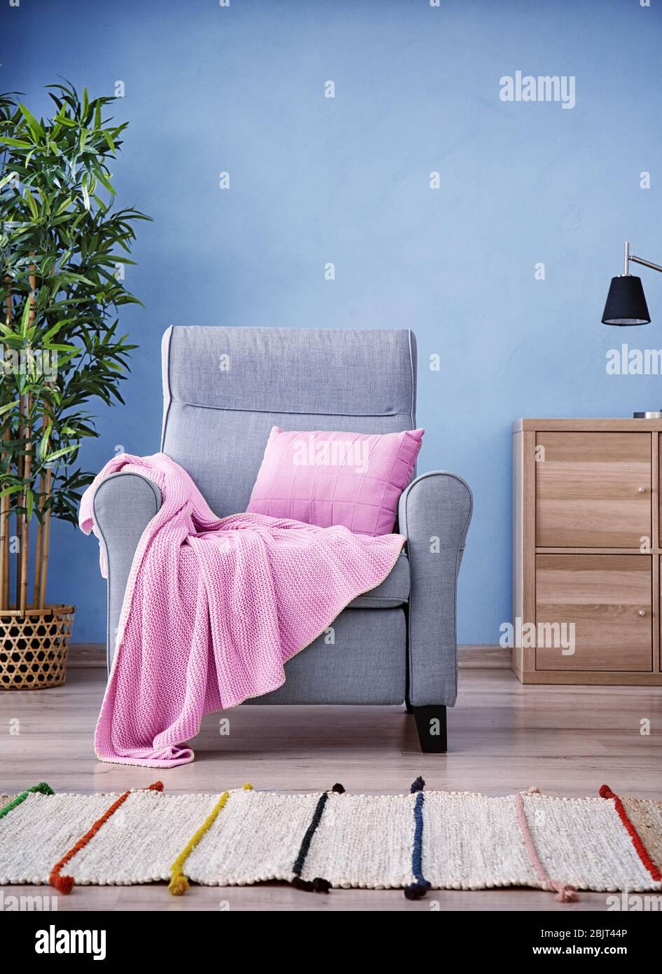 Elegante Wohnzimmereinrichtung mit komfortablem Sessel Stockfoto