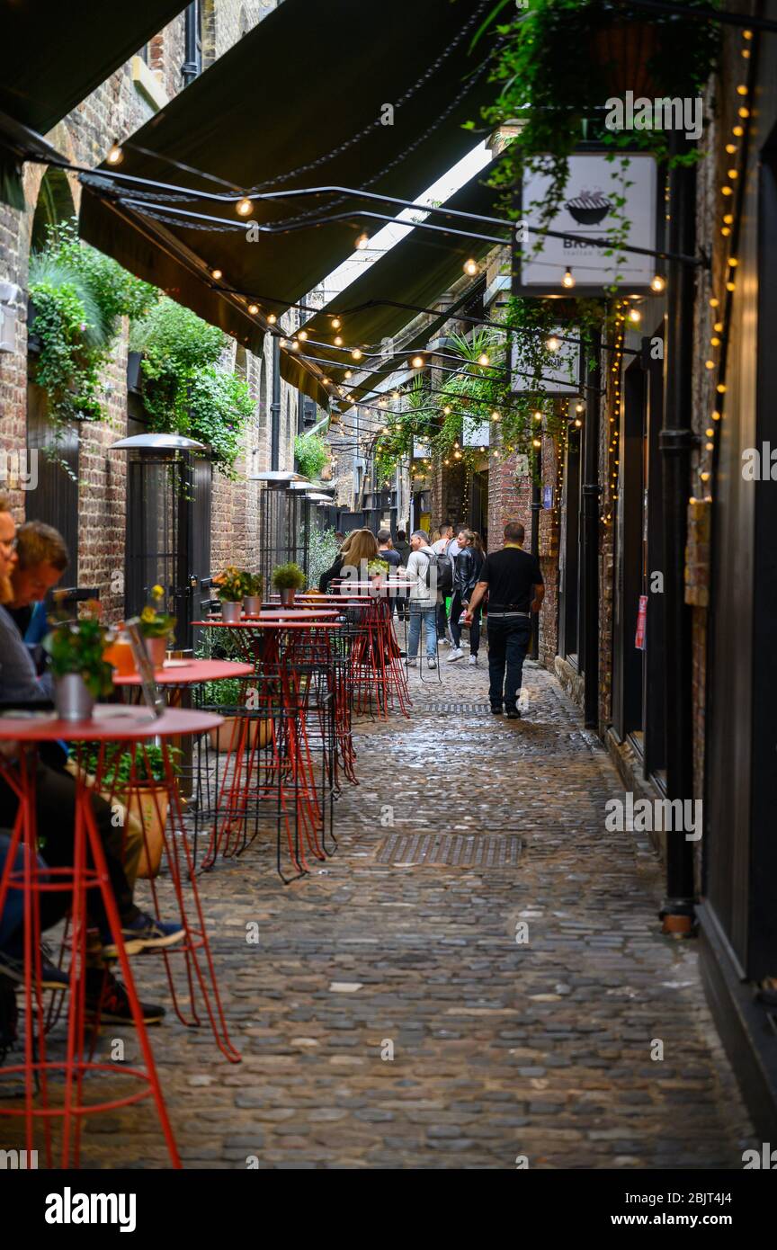 LONDON - 30. SEPTEMBER 2019: Großer, mit Kopfsteinpflaster umdeckter Essbereich im Freien am Camden Market Stockfoto