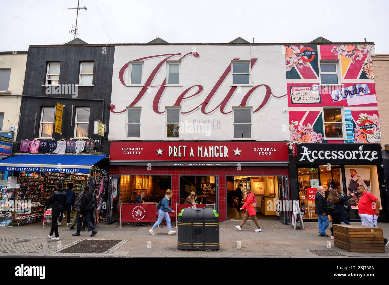 LONDON - 30. SEPTEMBER 2019: Farbenfrohe Kunstwerke an der Vorderseite von Geschäften und Cafés auf der Camden High Street Stockfoto