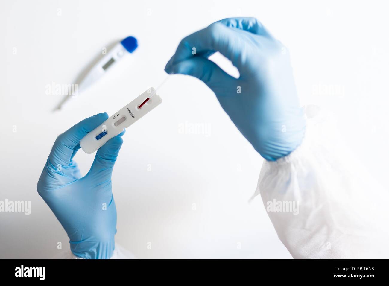 Ärztliche Untersuchung mit dem Schnelltestgerät für COVID-19, dem neuen 2019 Coronavirus Stockfoto