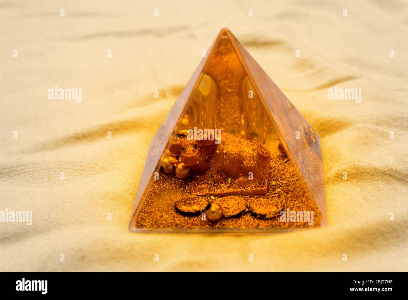 Gold Epoxid Pyramide mit Münzen und Stier Stockfoto