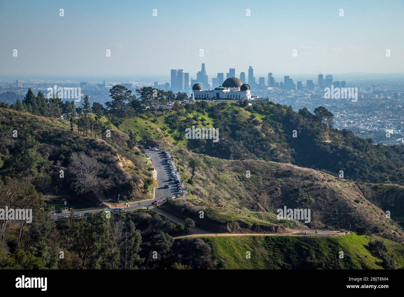 Betäuben von Griffith Observatorium von Mount Hollywood Trail auf einem dunstigen Tag mit Downtown Los Angeles Stadtbild in der Ferne blicken, Los Angeles, C Stockfoto