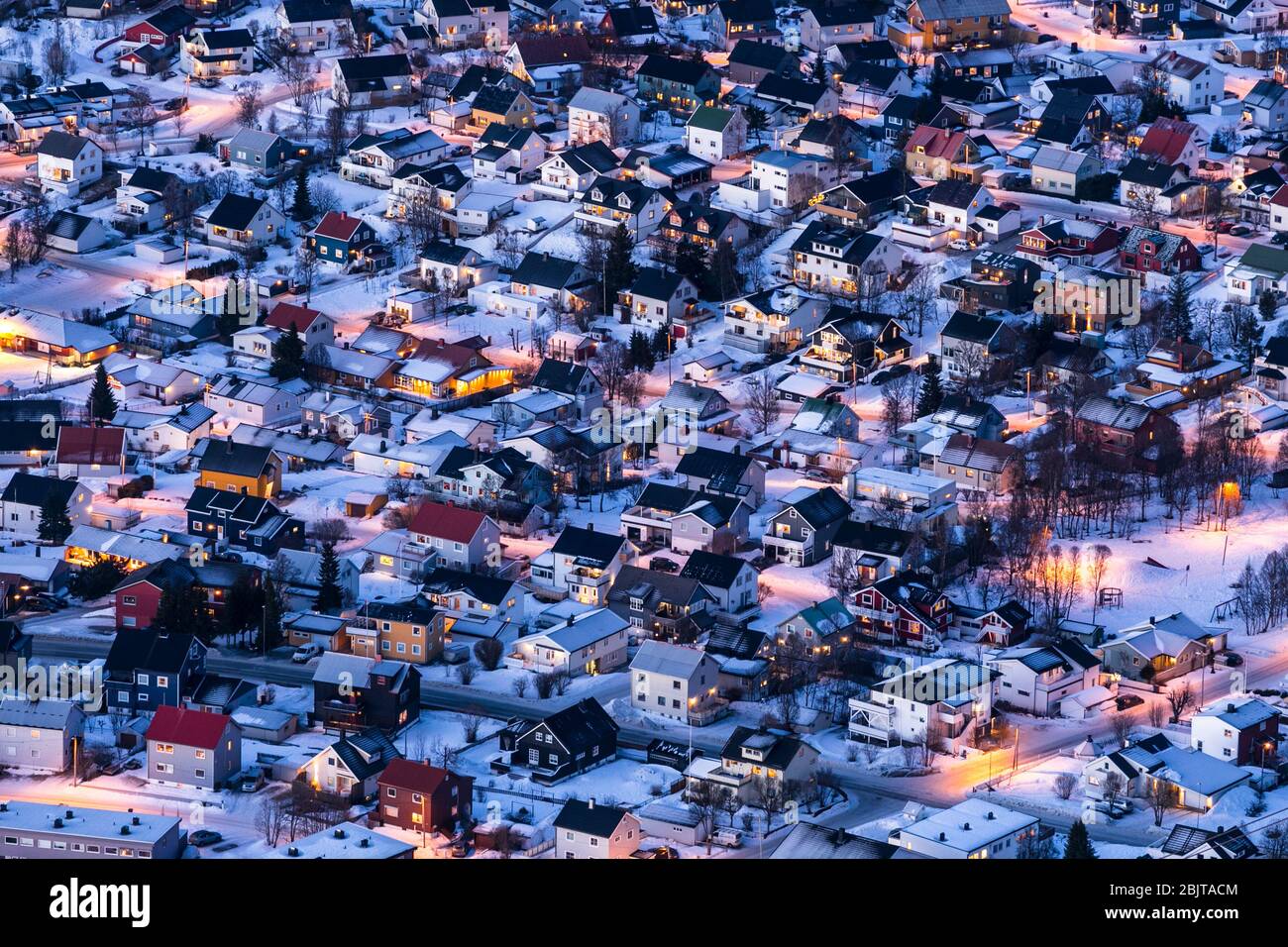 Stadtansicht von Wohngebäuden mit nächtlichen Lichtern, wie von Storsteinen (oder Seilbahn), Tromsø, Norwegen, aus gesehen Stockfoto