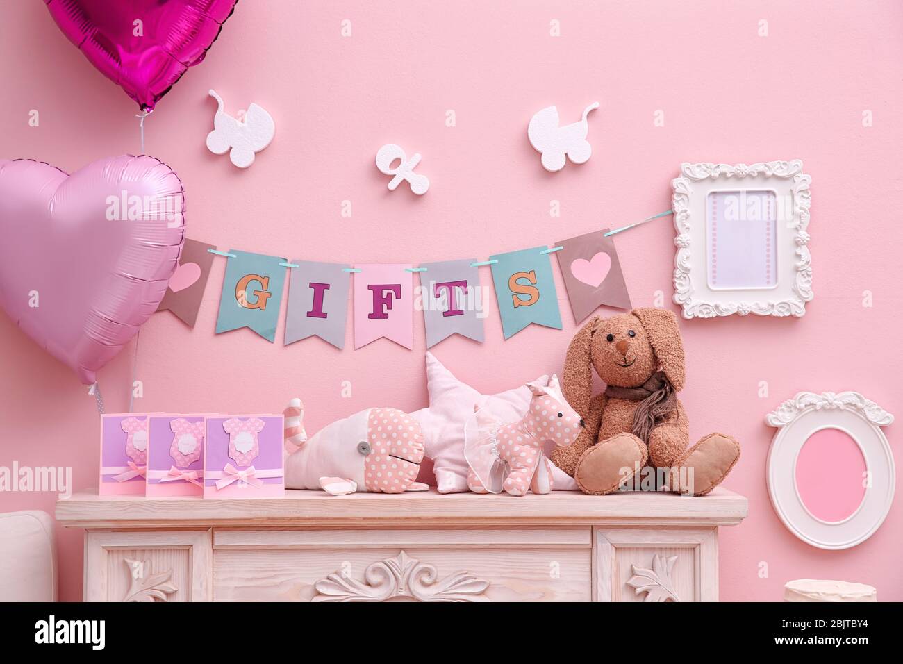Schöne Dekorationen für Baby-Dusche-Party im Zimmer Stockfoto