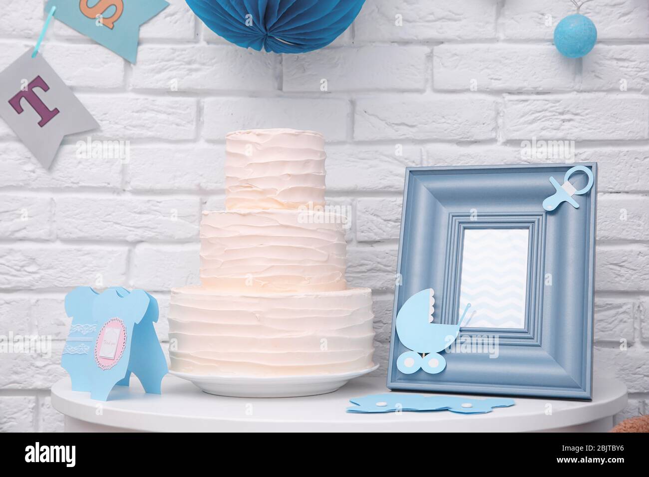 Leckere Kuchen und Dankeskarten für Baby-Dusche-Party auf dem Tisch Stockfoto