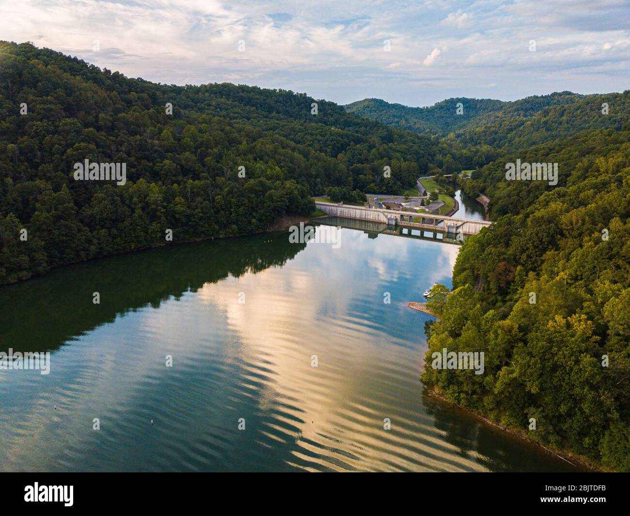 Die gewellte Oberfläche des Stonewall Jackson Lake in West Virginia spiegelt den tiefblauen Himmel und die vorbeiziehenden Wolken von unterhalb des Damms. Stockfoto