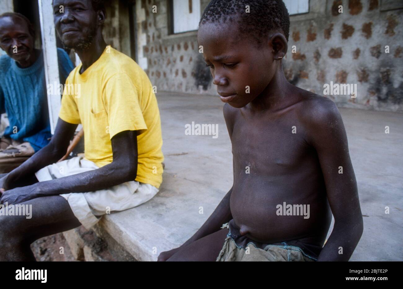 Sudanesischer Junge in einem Dorf in der Nähe von Yei, Republik Südsudan Stockfoto