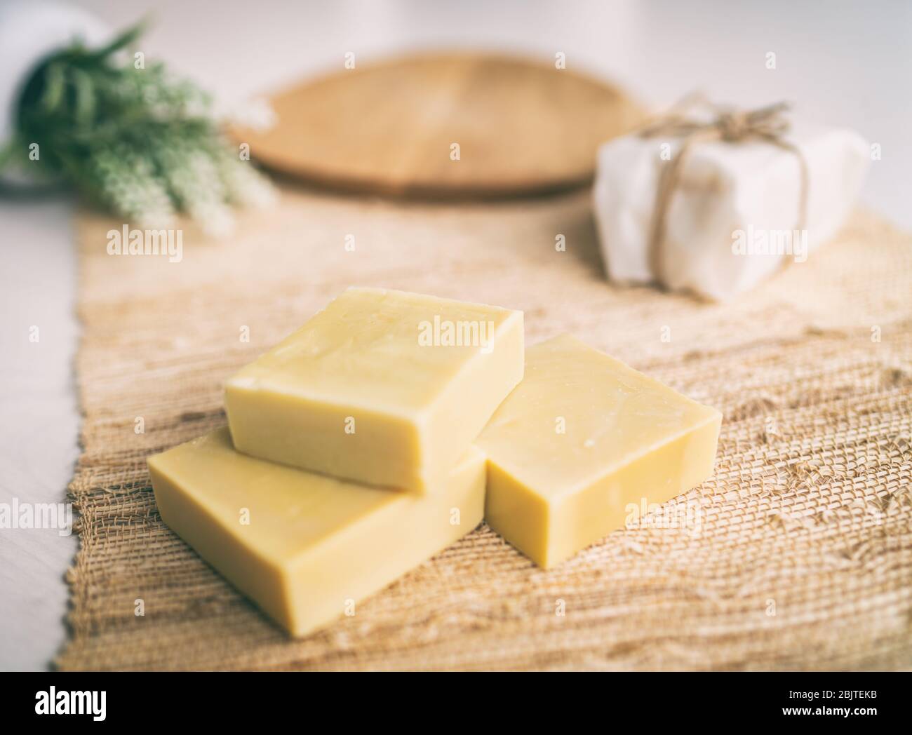 Handgemachte natürliche Olivenöl Seife selbstgemachte selbstgemachte Seife mit Lavendel ätherischen Ölen - Aktivität für das, was man drinnen zu Hause tun kann. Top-Ansicht auf dekorativem Hintergrund. Stockfoto