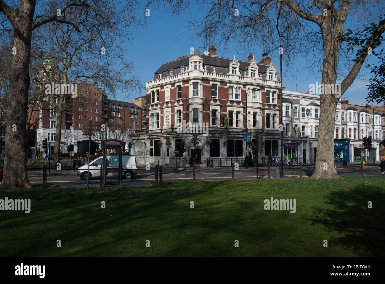 Viktorianische Architektur Brook Green Red Brick Corner Brook Green Hotel 170 Shepherds Bush Rd, Hammersmith, London W6 Stockfoto