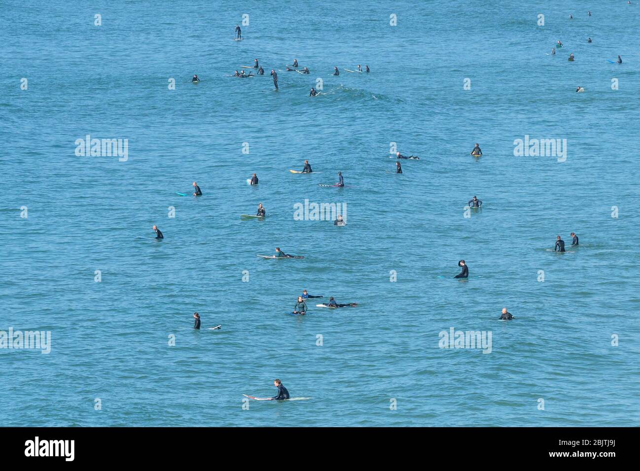 Surfer ignorieren die Coronavirus Covid 19 Sperrung bei Fistral in Newquay in Cornwall. Stockfoto