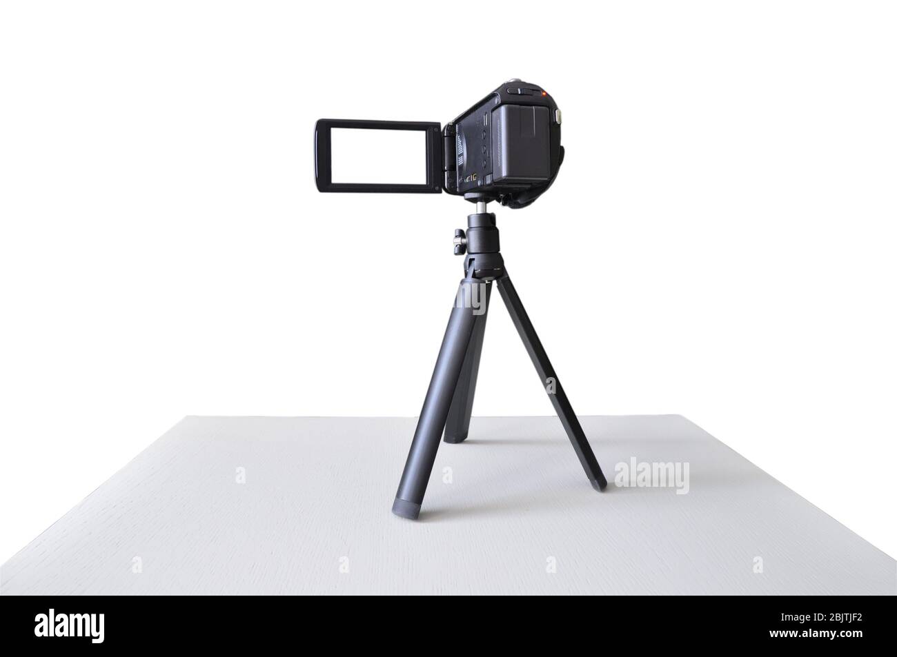 Digitale Videokamera auf einem Stativ isoliert auf weiß. Stockfoto
