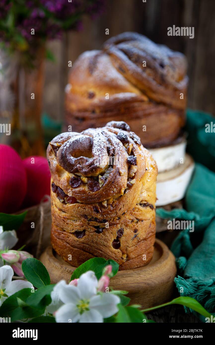 Osterkuchen Kraffin. Kraffine mit Rosinen, kandierten Früchten und Mohn, mit Puderzucker bestreut. Nahaufnahme von hausgemachtem Kuchen. Cruffin. Stockfoto