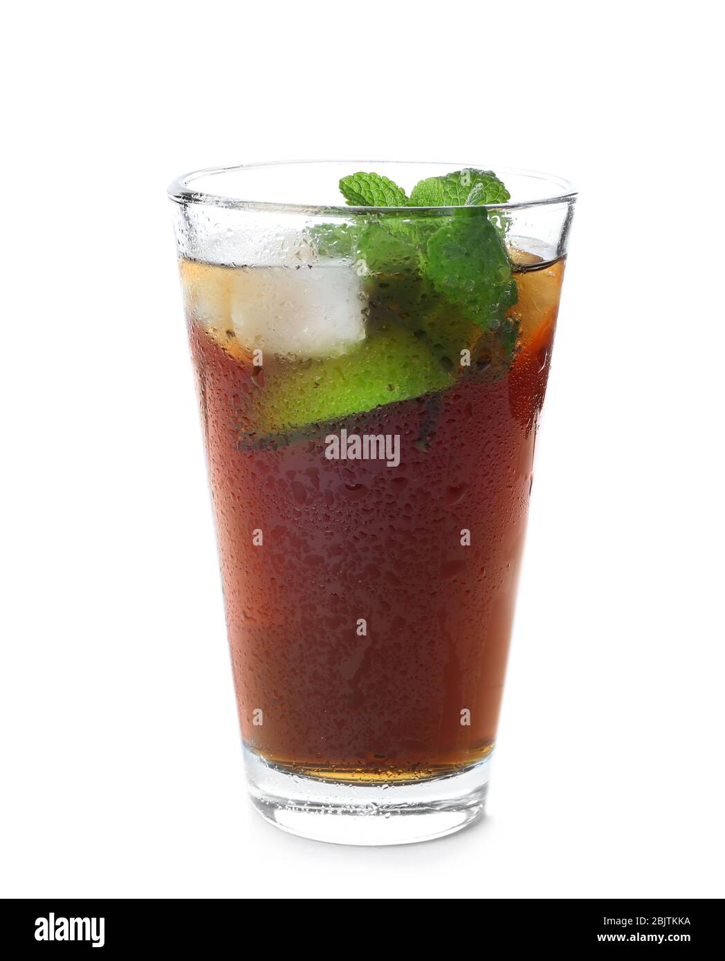 Ein Glas Cuba Libre Cocktail auf weißem Hintergrund Stockfoto