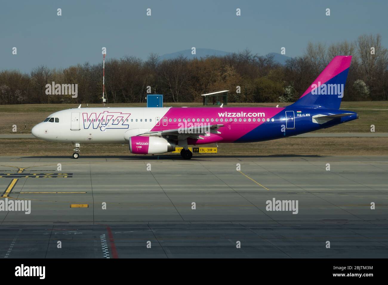 Budapest / Ungarn - 27. März 2019: Wizz Air Airbus A320 HA-LWN Passagierflugzeug startet am Flughafen Budapest Stockfoto