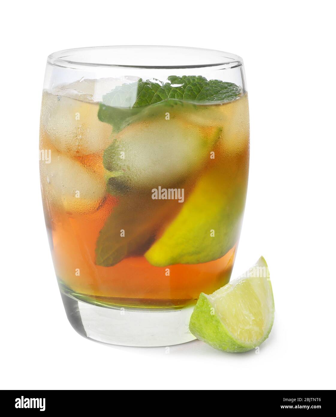 Glas mit Cuba Libre Cocktail auf weißem Hintergrund Stockfoto