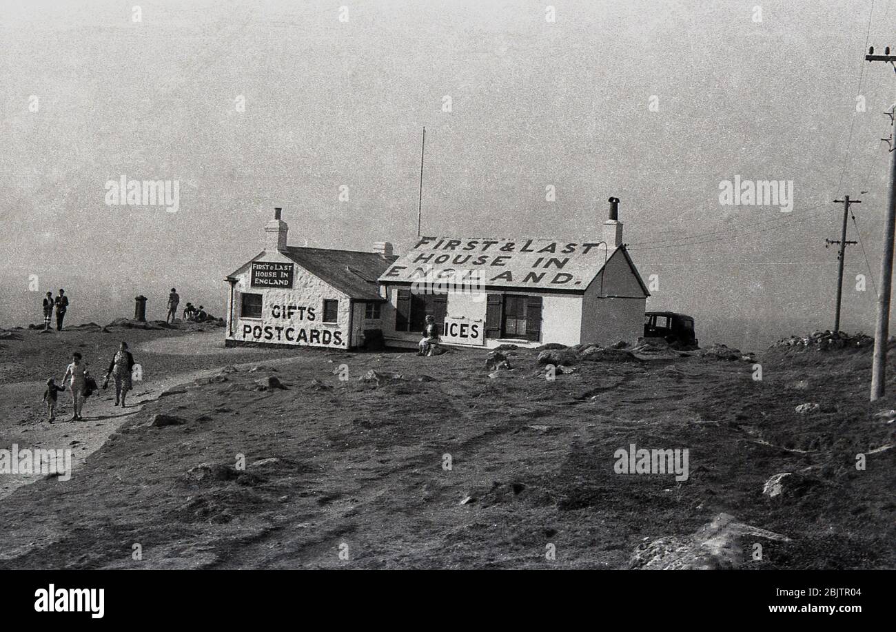 1950er Jahre, historische, Außenansicht des berühmten 'First & Last House' in England an der Küste am Lands End, Cornwall. Das alte einstöckige Cottage verkaufte Erfrischungen, Postkarten und Souvenirs an die Touristen, die diese zerklüftete Küste an der Ecke von Großbritannien besuchten. Stockfoto