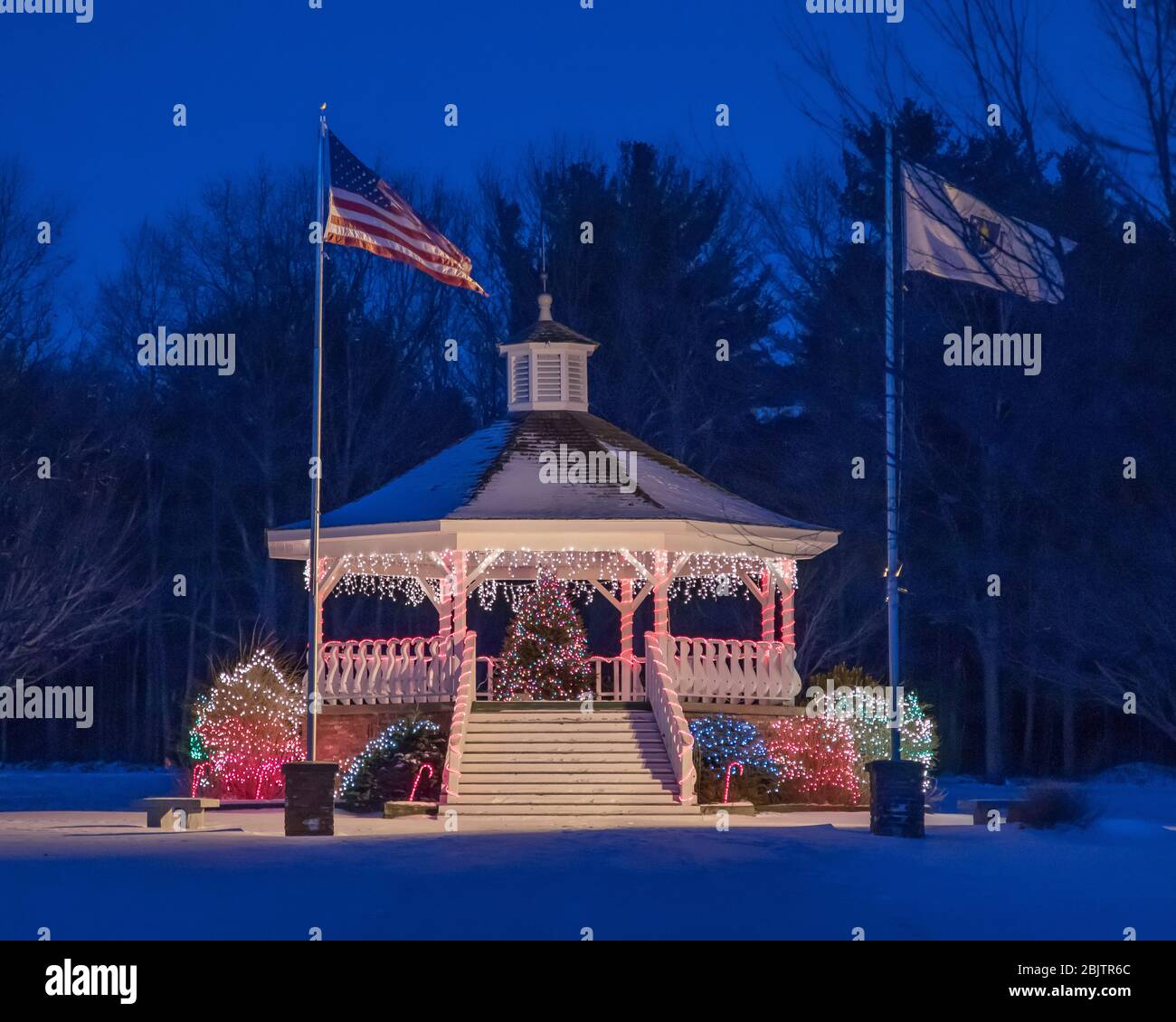 Der Musikpavillon in Hubbardston, Massachusetts, ist mit Weihnachtslichtern geschmückt Stockfoto