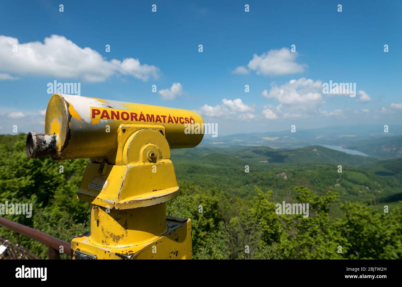 Donauknie Blick von Dobogoko, Pilissztentkereszt, Ungarn. Buchstaben, die Panorama-Ferngläser bedeuten. Beliebte Touristengegend in der Nähe von Pilisszentkereszt. Stockfoto