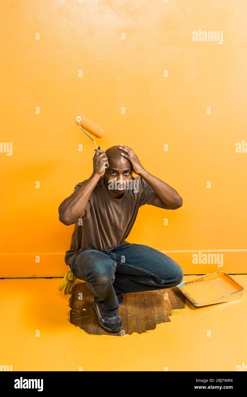 Ein Mann, der sich selbst in eine Ecke gemalt hat, ohne Ausweg. Stockfoto