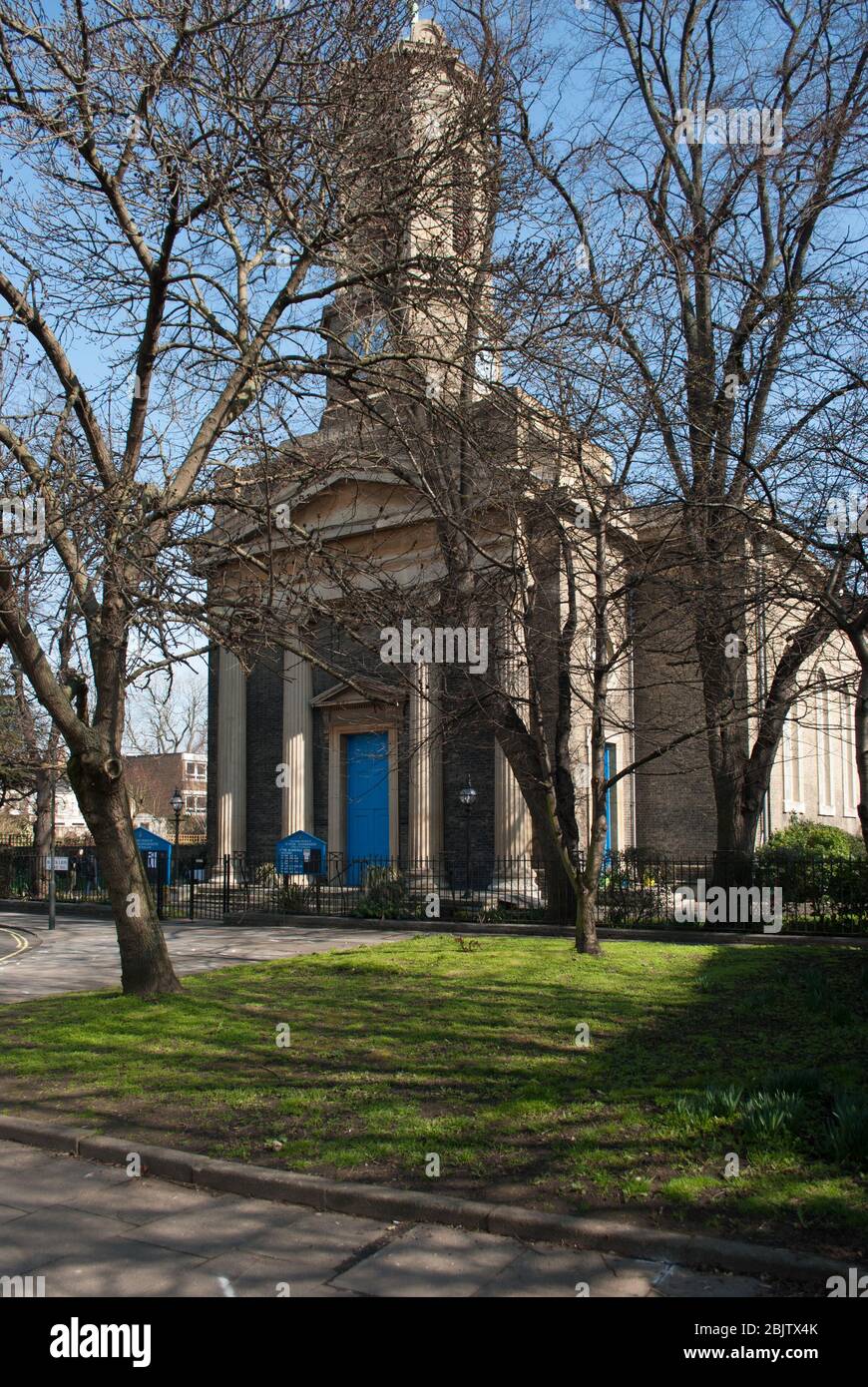 Klassische Kirche Gelber Backstein ionische Säulen Stein 1820er Kirche St. Peters Church Square, Black Lion Lane, Hammersmith, London W6 9BE von E. Lapidge Stockfoto