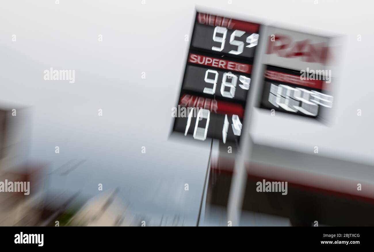 Gundelfingen, Deutschland. April 2020. An einer Tankstelle kosten Diesel und Super E10 weniger als einen Euro. Der Ausnahmezustand auf dem Ölmarkt lässt sich auf ein weit auseinanderklammerndes Verhältnis zwischen Angebot und Nachfrage zurückführen. Auf der Nachfrageseite lastet die Tatsache, dass die Corona-Pandemie derzeit viele Volkswirtschaften praktisch lahmlegt. Entsprechend gering ist die Nachfrage nach Rohöl und Ölprodukten wie Benzin, Diesel und Heizöl. Dies hat auch Auswirkungen auf die Preise für Brennstoff und Heizöl, die bereits jetzt deutlich sinken. Quelle: Stefan Puchner/dpa/Alamy Live News Stockfoto