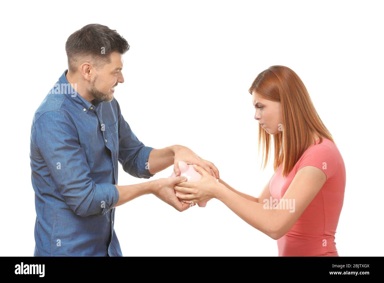 Paar streiten über die Planung der Familie Budget vor weißem Hintergrund Stockfoto
