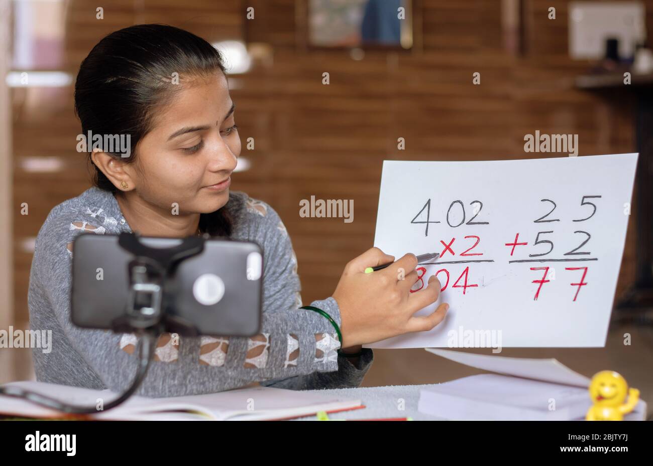 Mädchen, die online virtuellen Kurs auf dem Handy, beschäftigt in Unterricht zu Hause während covid-19 oder Coronavirus Pandemie Krise - Konzept der E-Unterricht Stockfoto