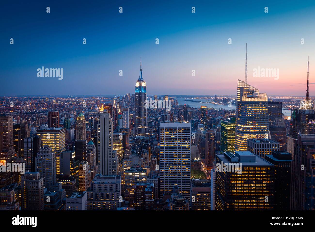 Blick in die Dämmerung über Manhattan, New York City, USA Stockfoto
