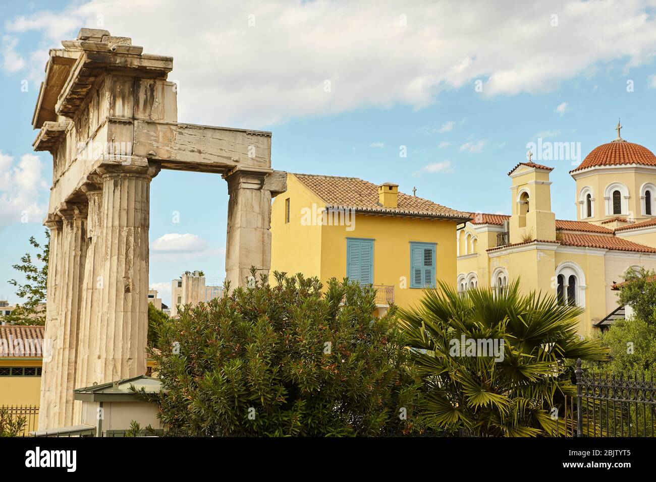 Römische Agora am Plaka monastiraki Athen Griechenland, Blick mit traditionellem Haus und griechischer Kirche Stockfoto