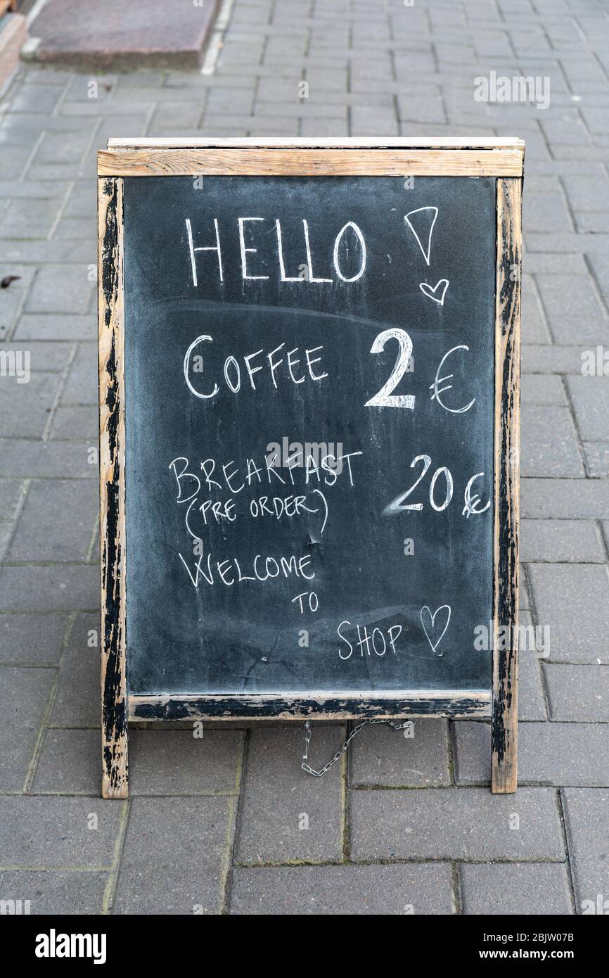 Straßenschild für Café-Tafel im Stadtteil Harju in Helsinki, Finnland Stockfoto