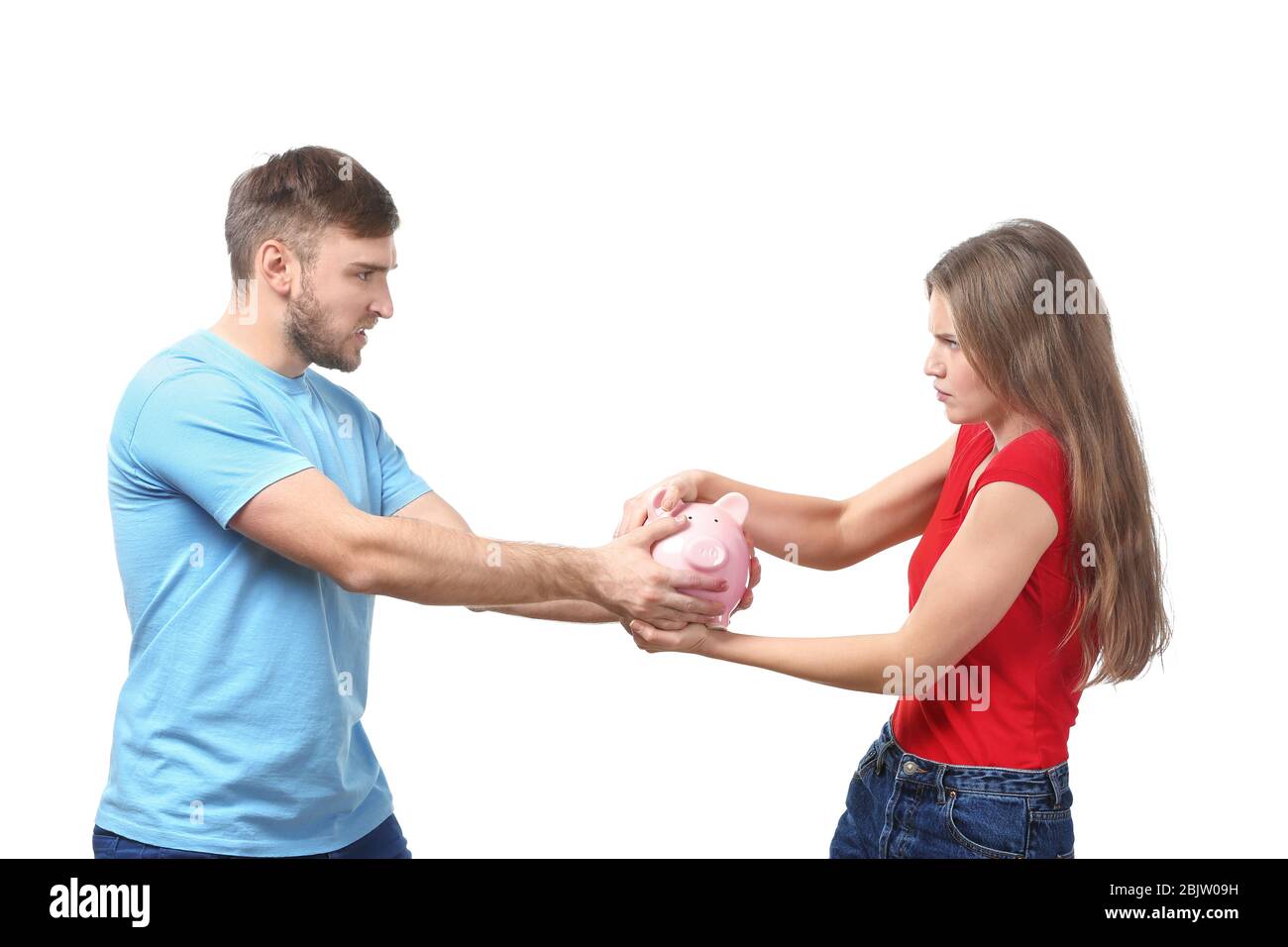 Paar mit Sparschwein auf weißem Hintergrund. Geldprobleme in Beziehung Stockfoto