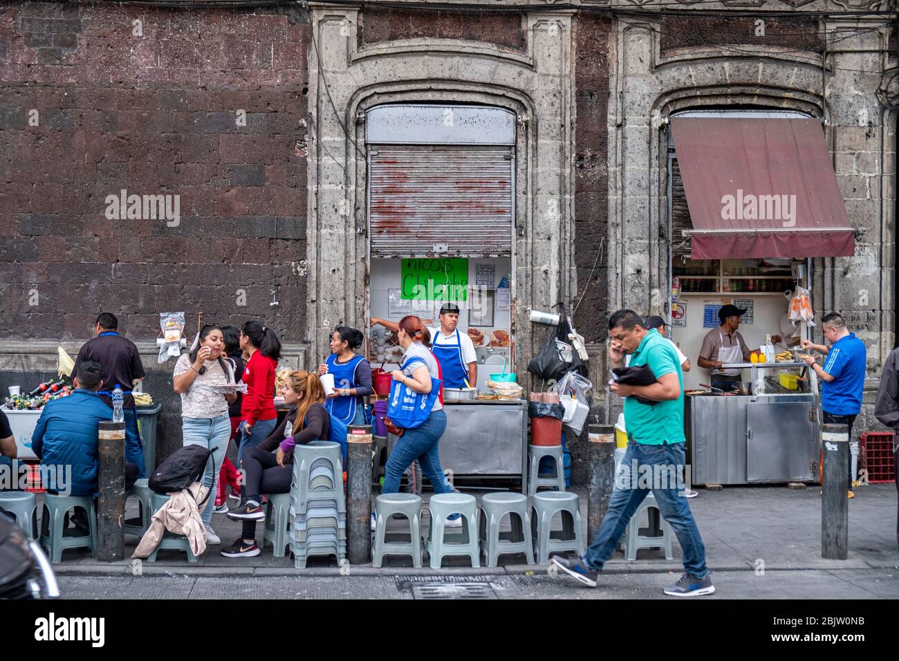 Lebhafte Straßenszene mit Taco-Händlern und Menschenmassen, Centro histórico, Mexiko-Stadt, Mexiko Stockfoto