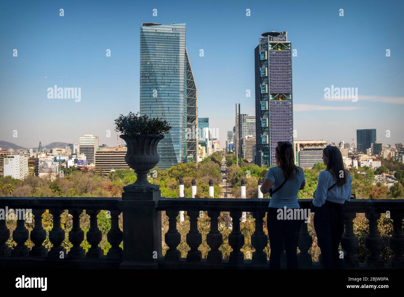 Skyline tagsüber von Mexiko-Stadt Menschen im Vordergrund (bei Chapultepec Castle) und Paseo de la Reforma in der Ferne, Mexiko-Stadt, Mexiko Stockfoto
