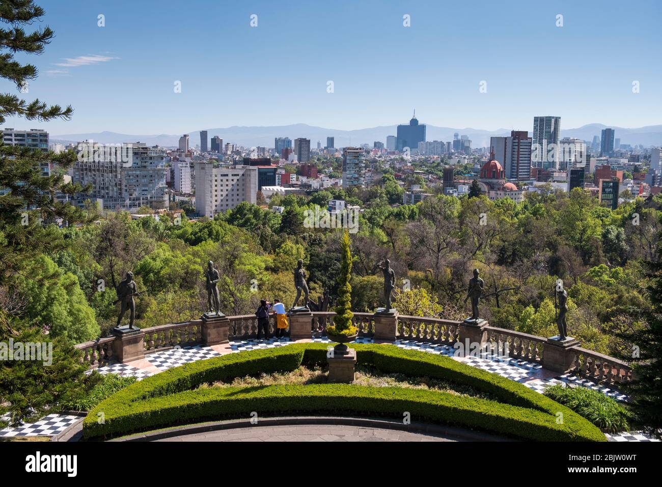 Skyline bei Tag von Mexiko-Stadt Statuen der Niños Héroes im Vordergrund auf Schloss Chapultepec, Mexiko-Stadt, Mexiko Stockfoto