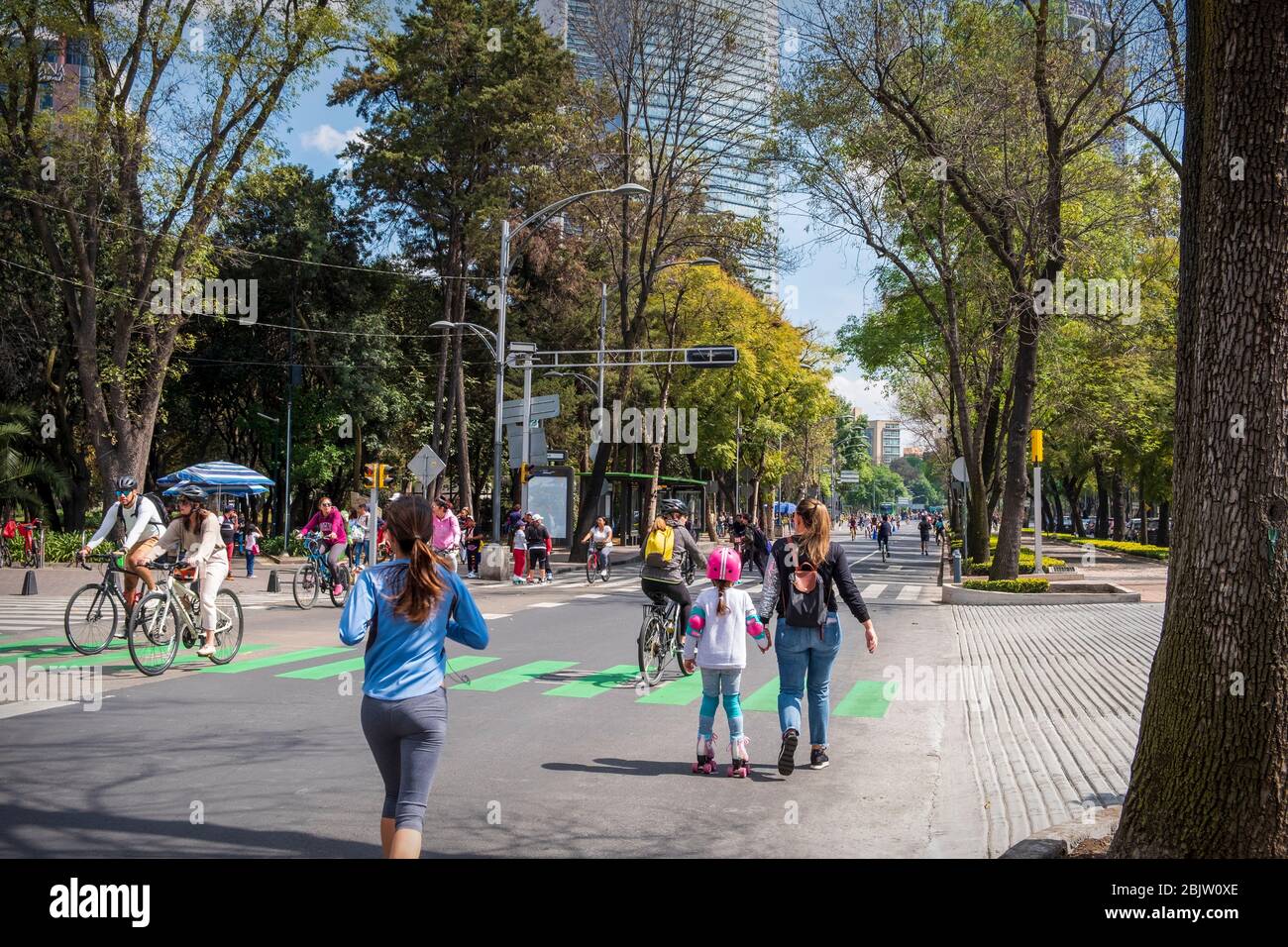 Straßen aroind Chapultepec Park am Wochenende geschlossen voller Menschen, Mexiko-Stadt, Mexiko Stockfoto