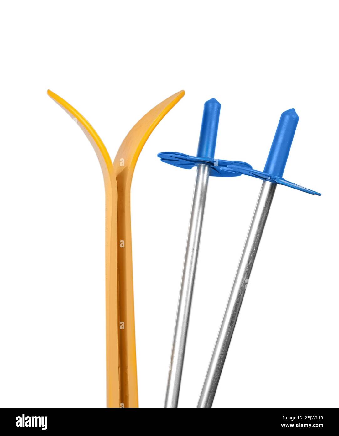 Gelbe Skier mit Stöcken auf weißem Hintergrund. Winterurlaub Konzept Stockfoto