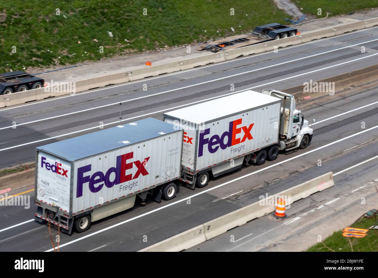Detroit, Michigan - EIN FedEx-Truck auf der Interstate 94. Stockfoto