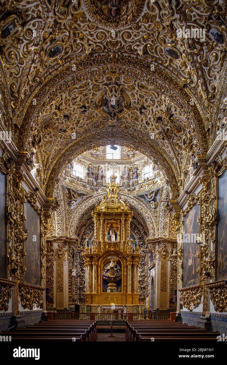 Innen Gold-bedeckte barocke Meisterwerk Kapelle des Rosario innen Kirche von Santo Domingo de Guzman, Puebla, Mexiko Stockfoto