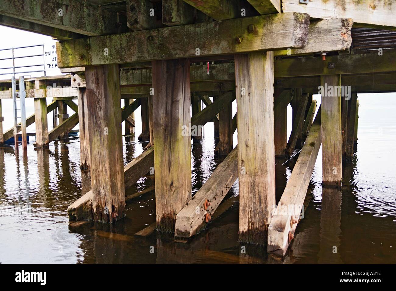 Holzpier-Struktur in Luss am Loch Lomond, Schottland Stockfoto