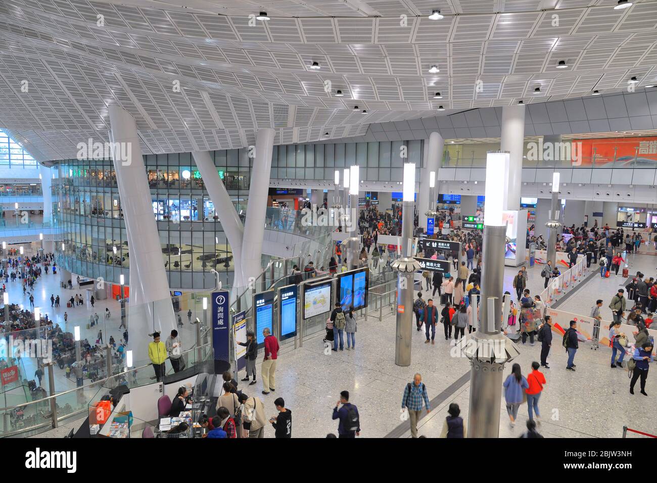 West Kowloon, Hongkong / China - 12-24-2018: Architektur (innen)- Hongkong - West Kowloon Railway Station Stockfoto