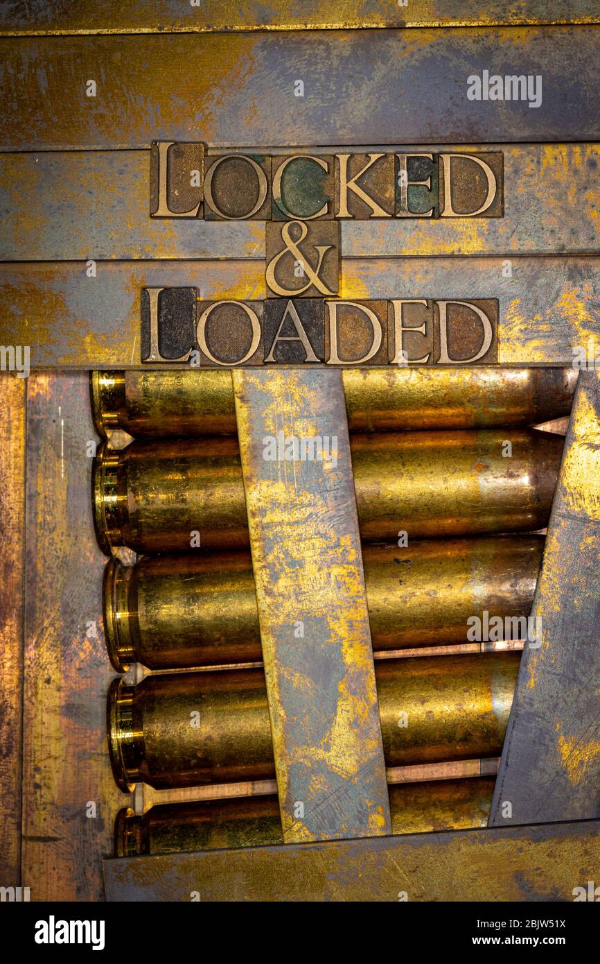 Foto von echten authentischen Schreibbuchstaben bilden gesperrt und geladenen Text auf Vintage texturierten Grunge Kupfer und Gold Hintergrund mit 50 cal Einfassung Stockfoto
