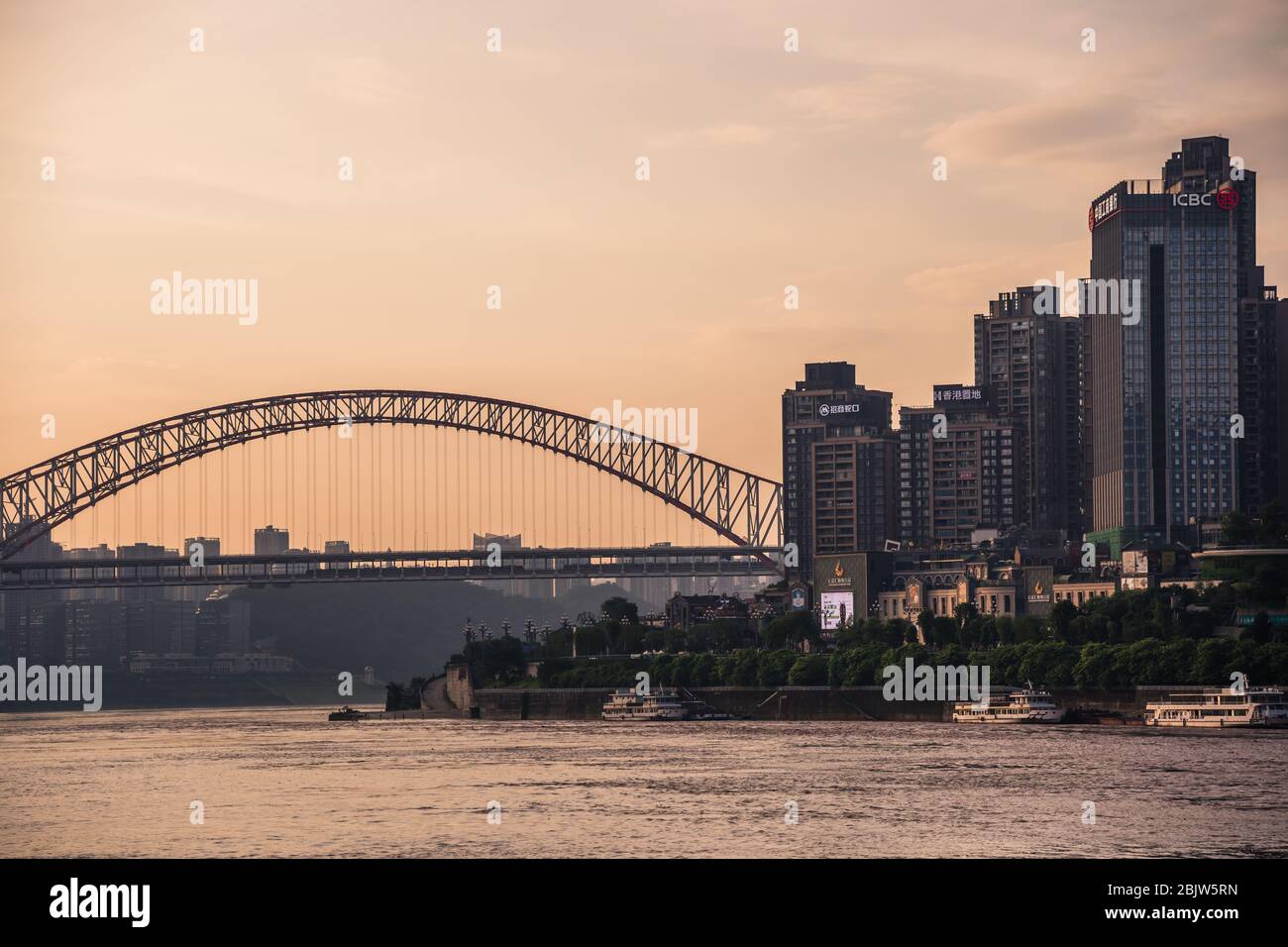 Chongqing, China - August 2019 : Blick auf die Stahlstraße Bogenbrücke und hohe Hochhaus Wohn-und Geschäftsgebäude in der Stadt Chongqing Stockfoto